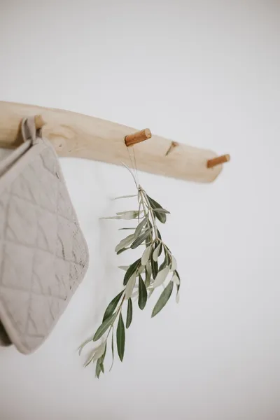 リビングテーブルに置いて、季節の小物や雑誌を飾る。シンプルなデザインはインテリアのアクセントにもなり、お部屋を引き立てます。天然木の風合いがお部屋を温かく優しい雰囲気にします。